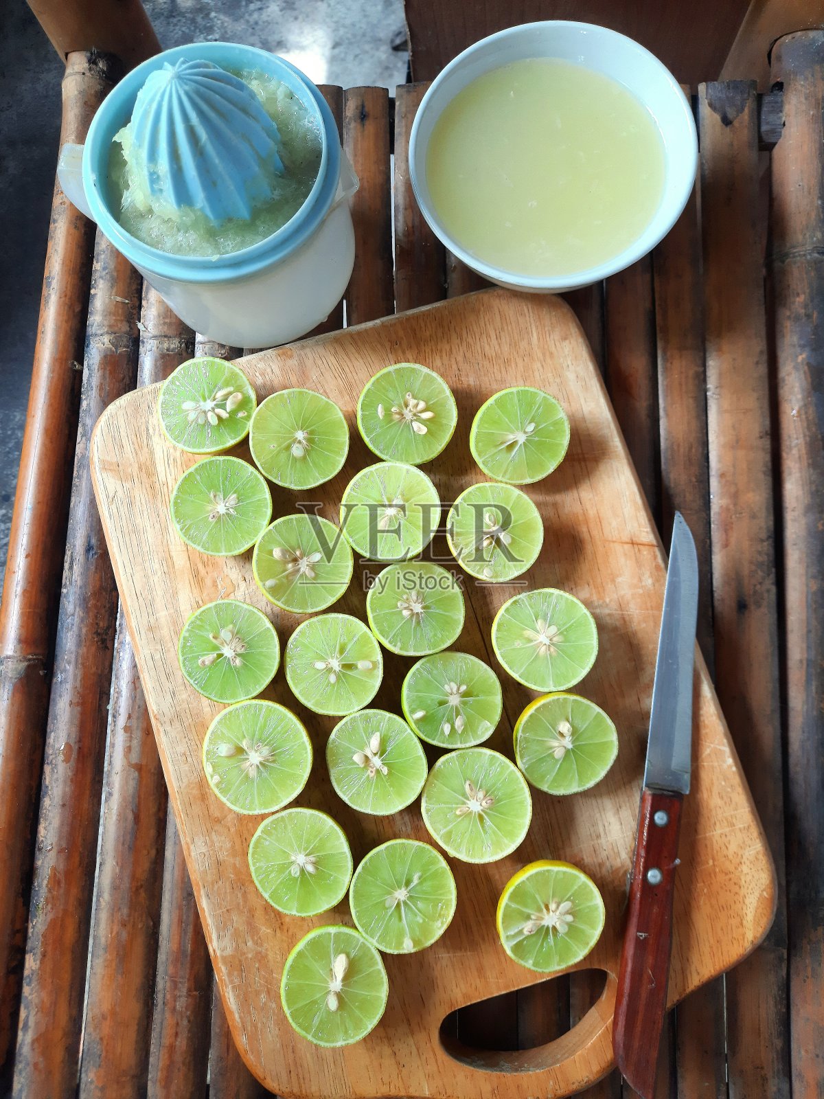 制作柠檬水——准备食物。照片摄影图片