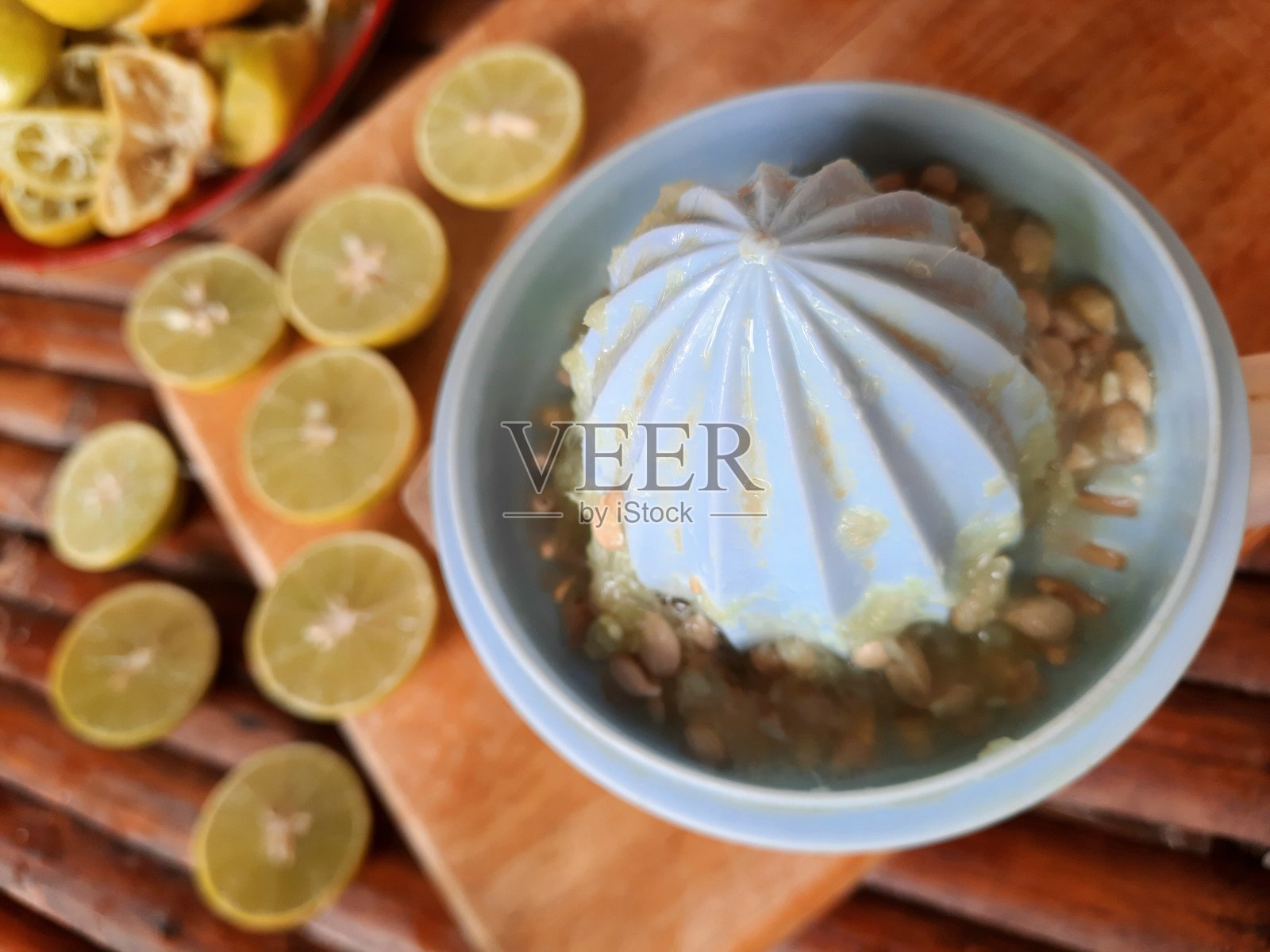 制作柠檬水——准备食物。照片摄影图片