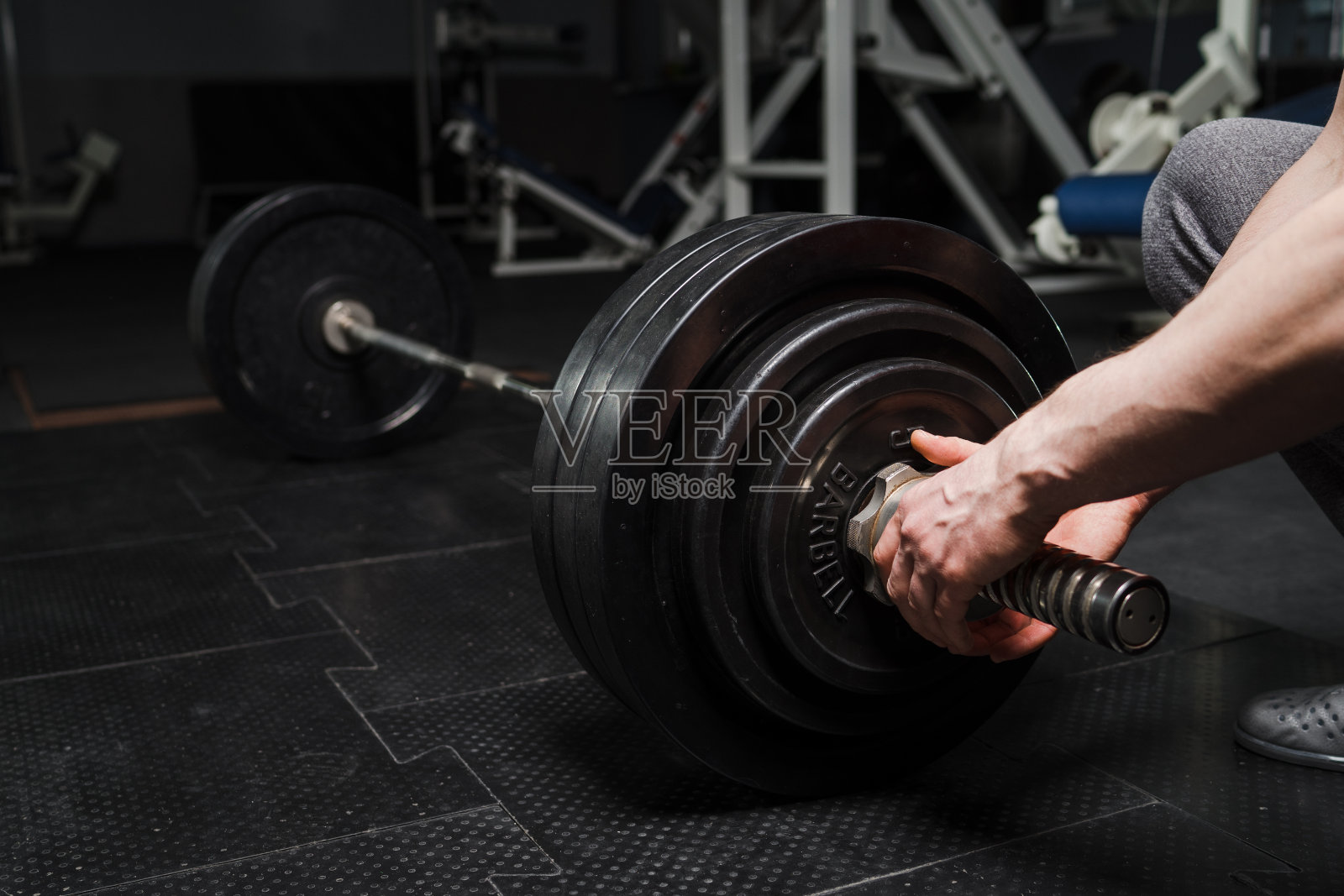 交叉训练馆的健身器材。躺在垫子上的杠铃。力量举重,举重,硬举。照片摄影图片