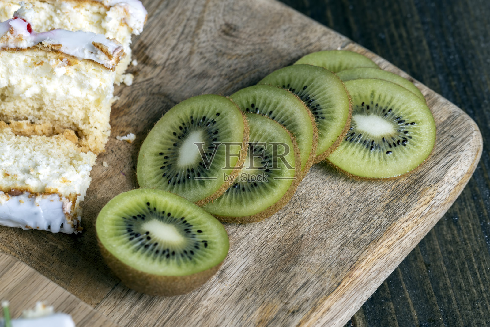 切好的绿色猕猴桃放在木板上照片摄影图片