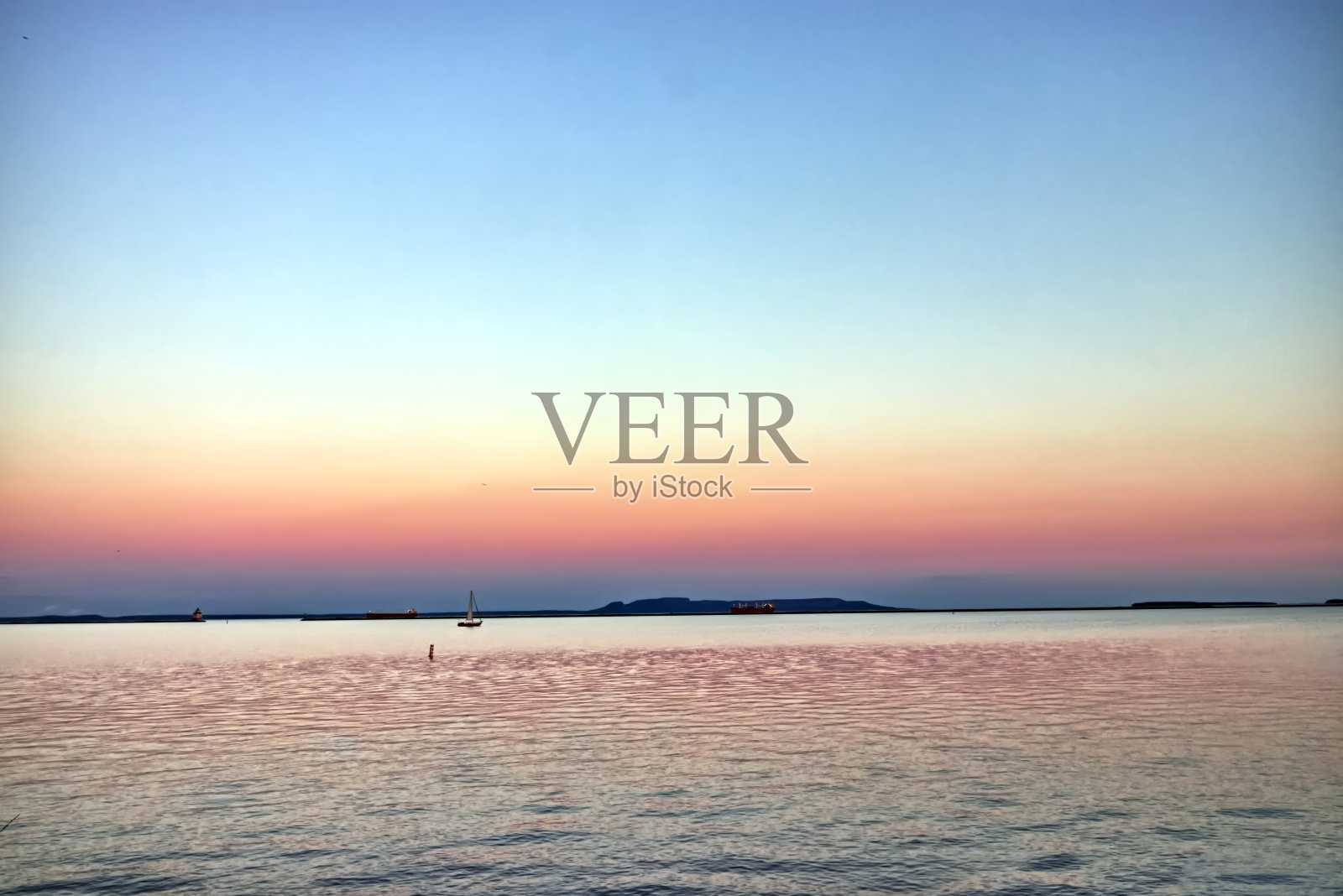 黄昏红占据了整个风景-雷湾码头,安大略省,加拿大照片摄影图片