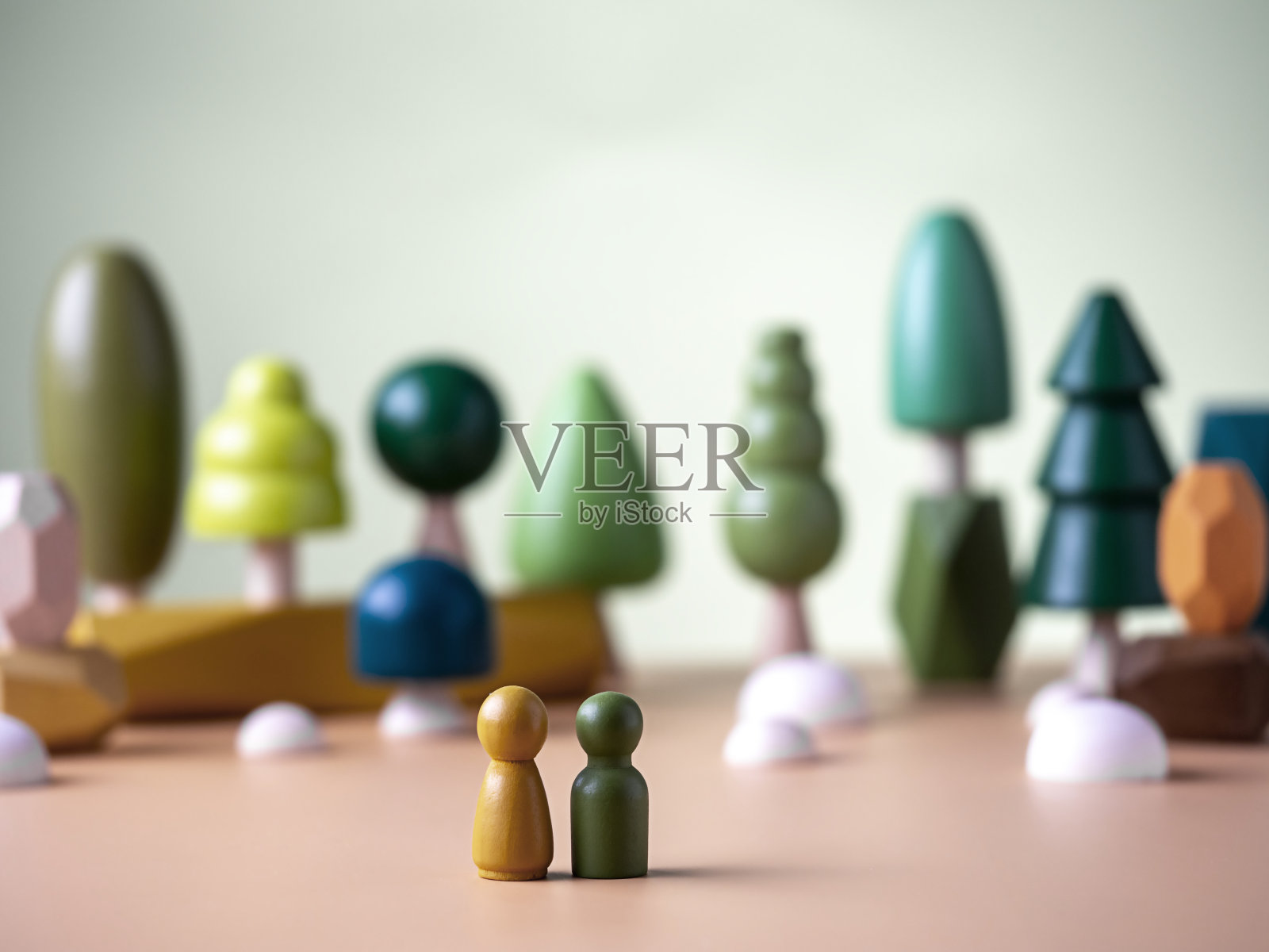 在木制的树木雕像背景上的男人的形象。崇尚自然、生态、尊重自然。照片摄影图片