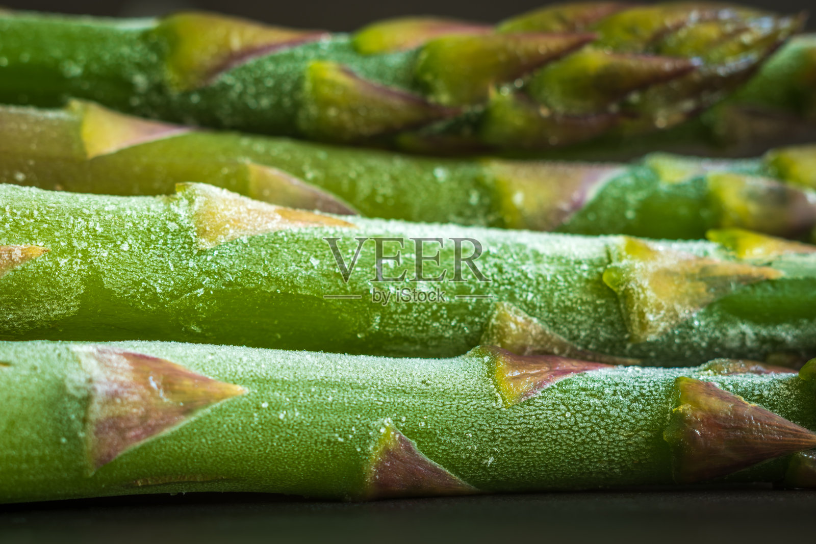 冰冻芦笋茎在黑暗的背景特写照片摄影图片