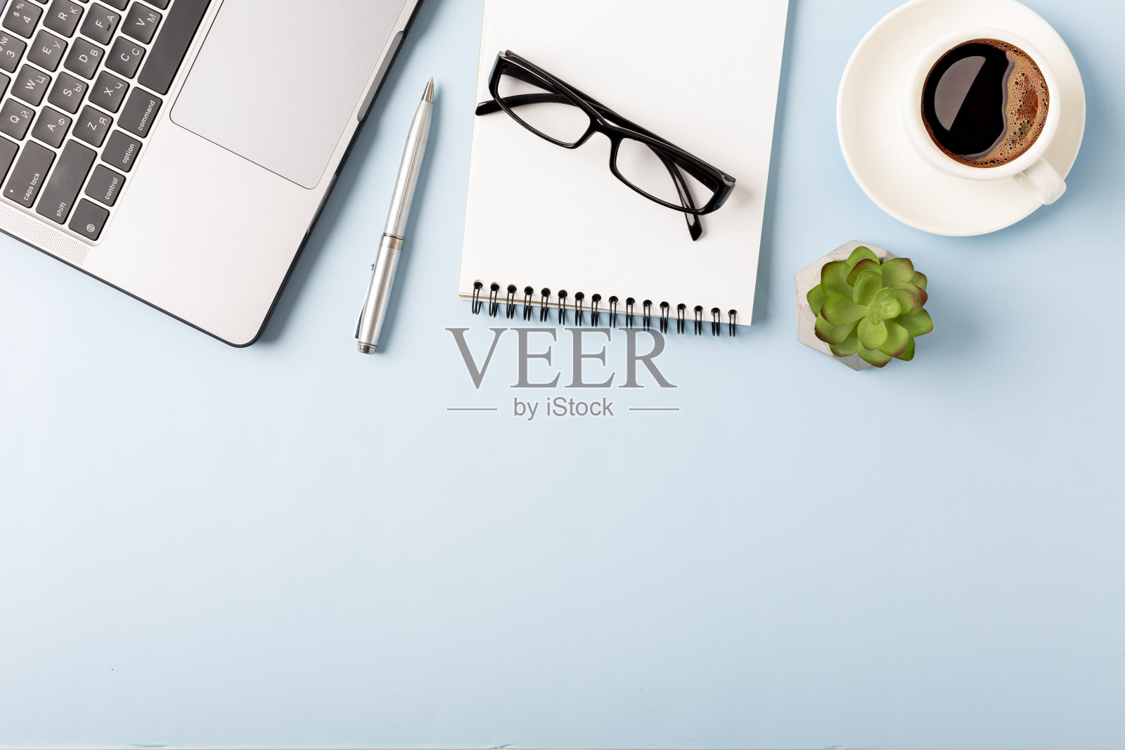 蓝色背景的商务办公桌、办公场所和办公对象。俯视图平铺与复制空间为您的文本照片摄影图片