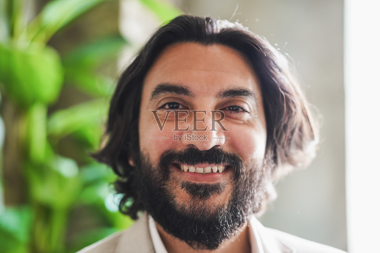 在办公室工作的年长的印度商人——主要关注鼻子照片摄影图片