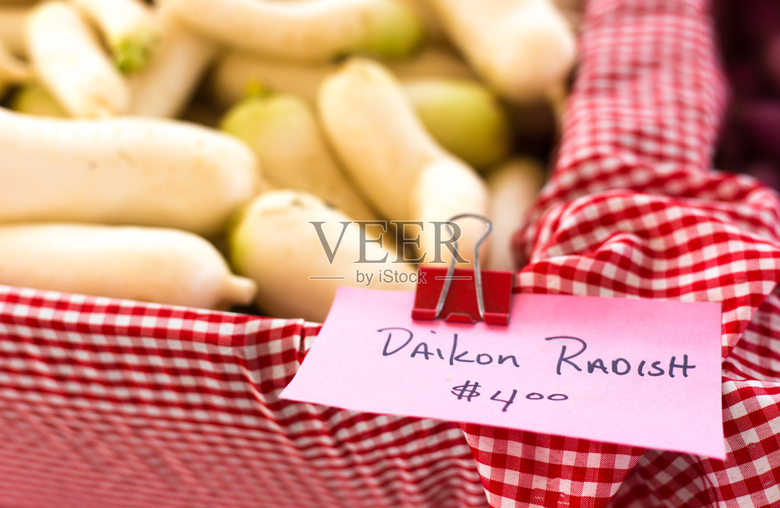 堆小胡萝卜在红格子布在市场,标志照片摄影图片