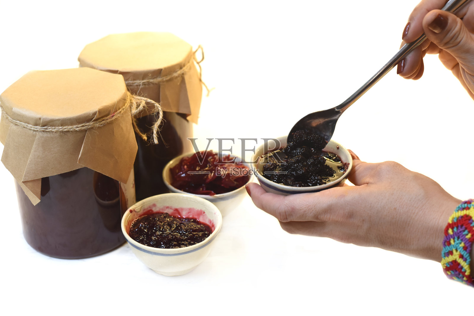 盛在小碗里的自制桑椹果酱照片摄影图片