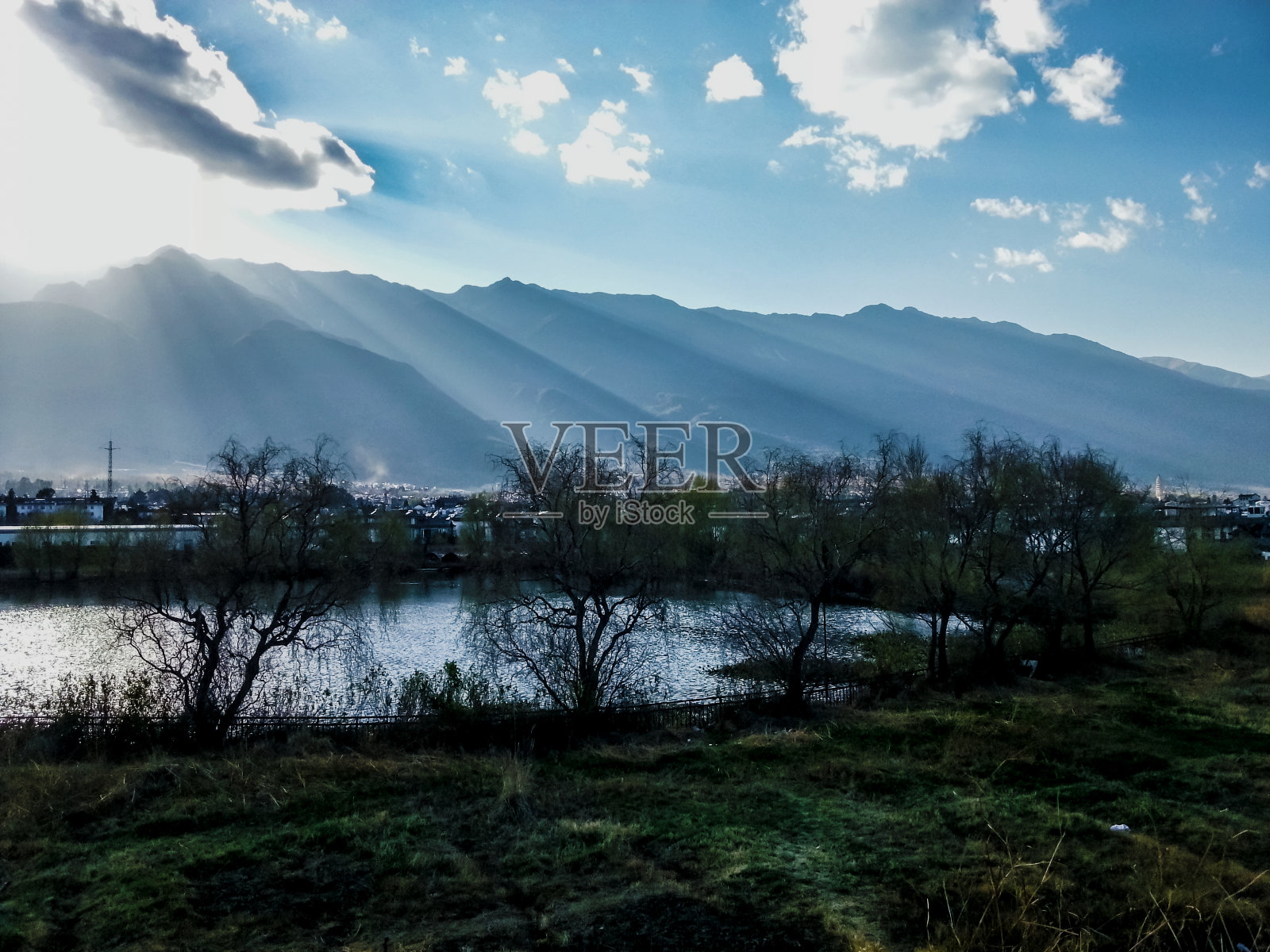 天空的云彩和建筑的特色照片摄影图片