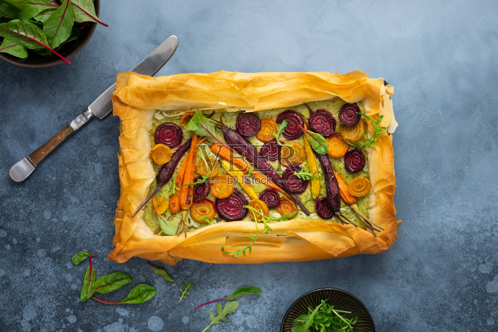 胡萝卜甜菜挞配香蒜沙司和酥皮面团。可口的蔬菜发酵。自制素食。前视图。照片摄影图片