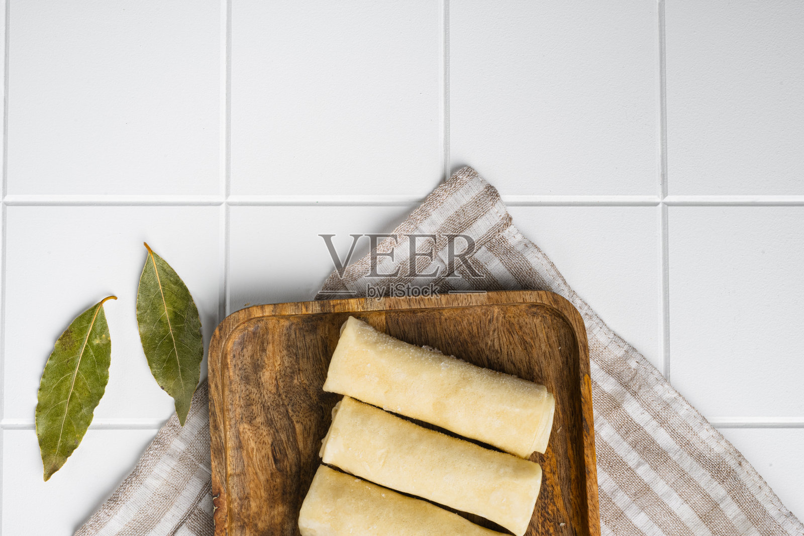 速冻煎饼在白色陶瓷方形瓷砖桌子背景,俯视图平铺,与文字的复制空间照片摄影图片