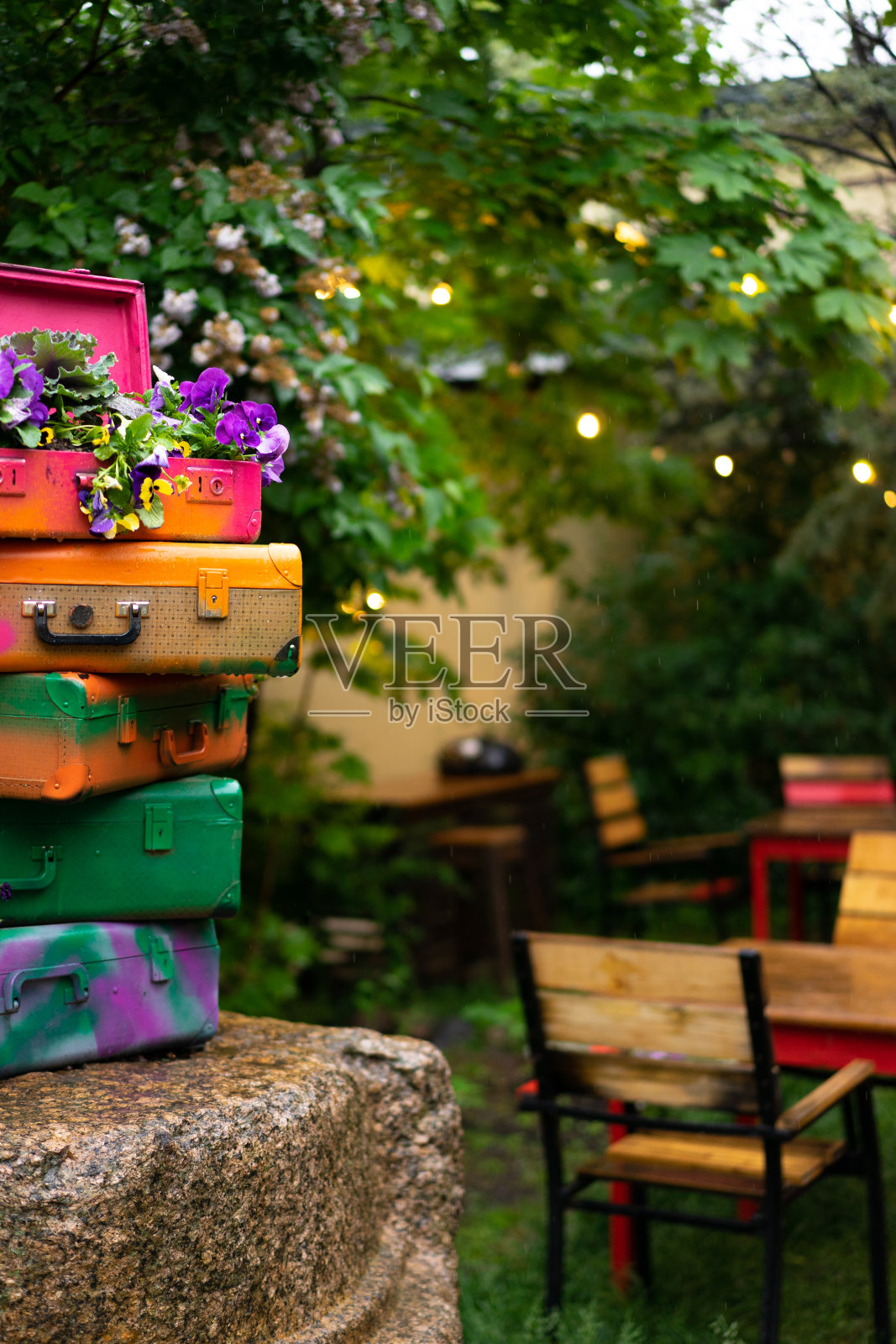 木制桌椅。咖啡馆内部。室内街咖啡馆。舒适的街道上有鲜花和法式咖啡桌。咖啡馆的装饰立面。照片摄影图片