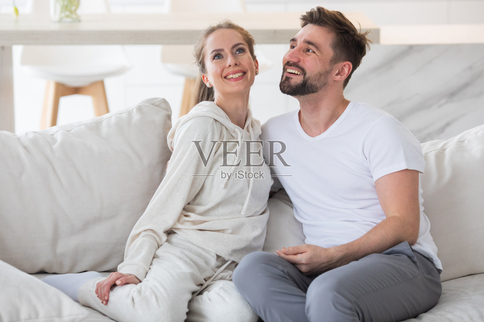 夫妻俩在客厅里放松照片摄影图片