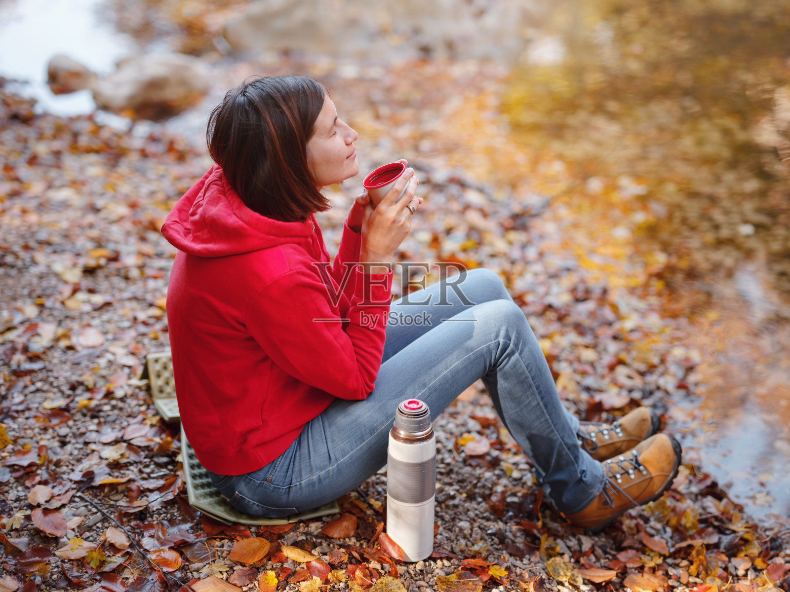 秋季旅行和自驾游的概念。照片摄影图片