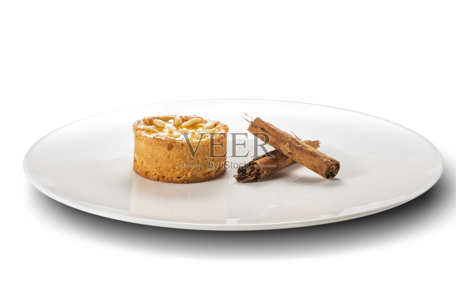 白色圆形盘子,配小柠檬松子挞照片摄影图片