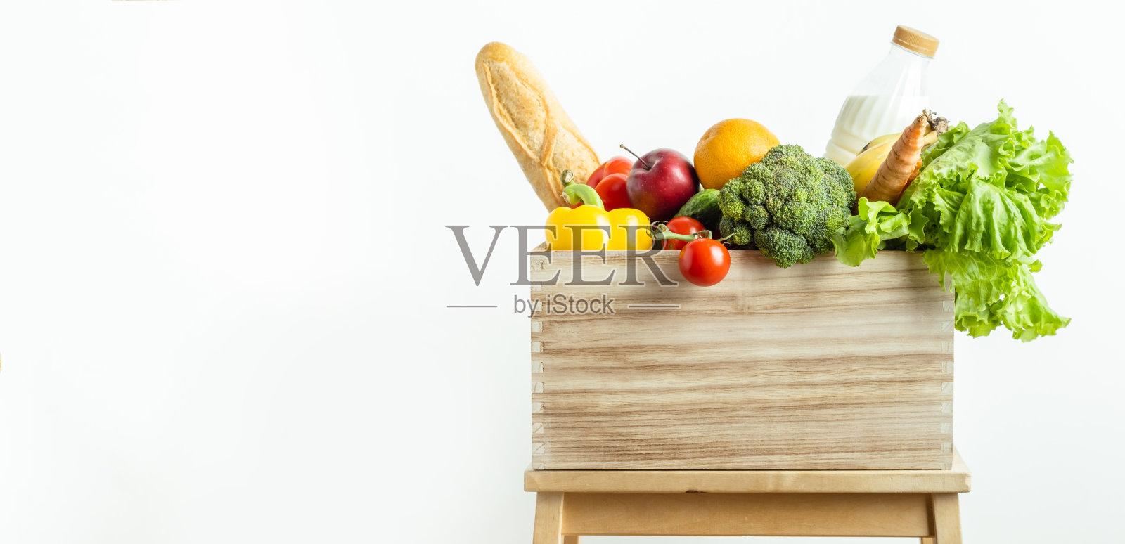 白色背景上隔离新鲜水果和蔬菜的杂货木箱。购物配送服务理念。健康饮食理念照片摄影图片