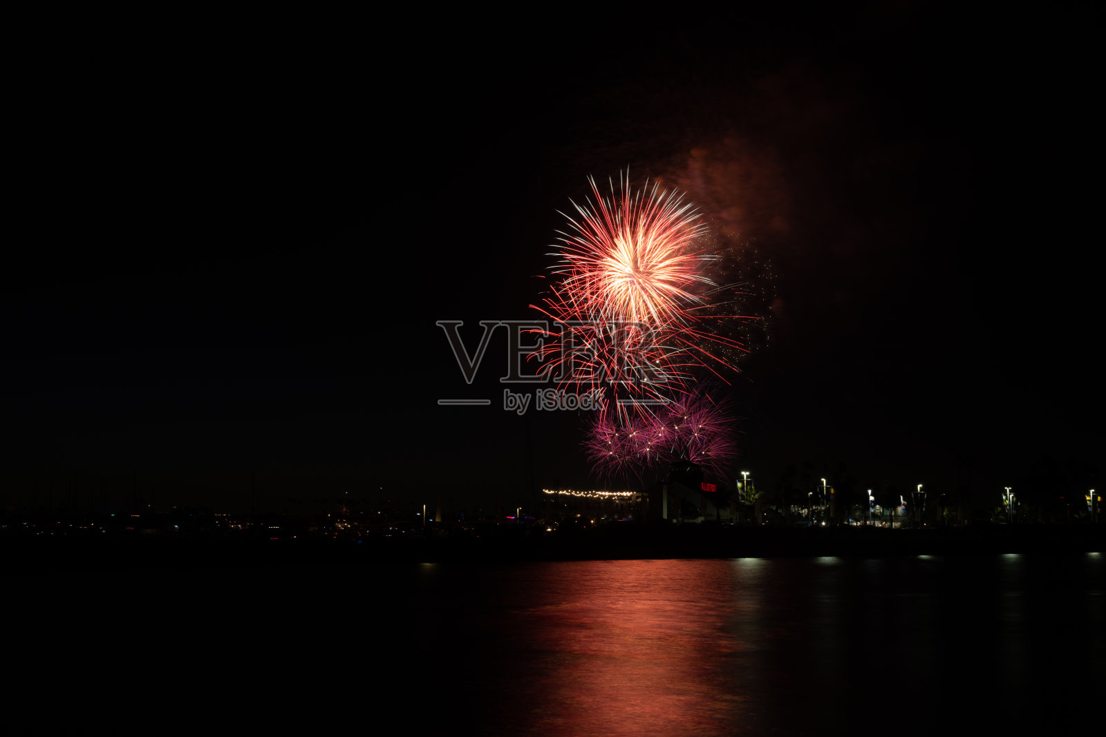在长滩的阿拉米托斯湾燃放烟花来庆祝7月4日的节日。照片摄影图片