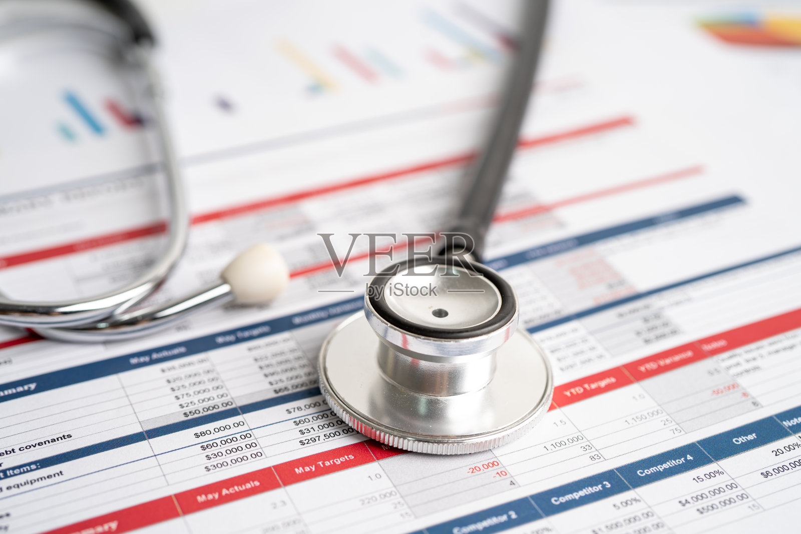 带听诊器的电子表格纸。金融发展、银行账户、统计投资分析研究数据经济、交易。照片摄影图片