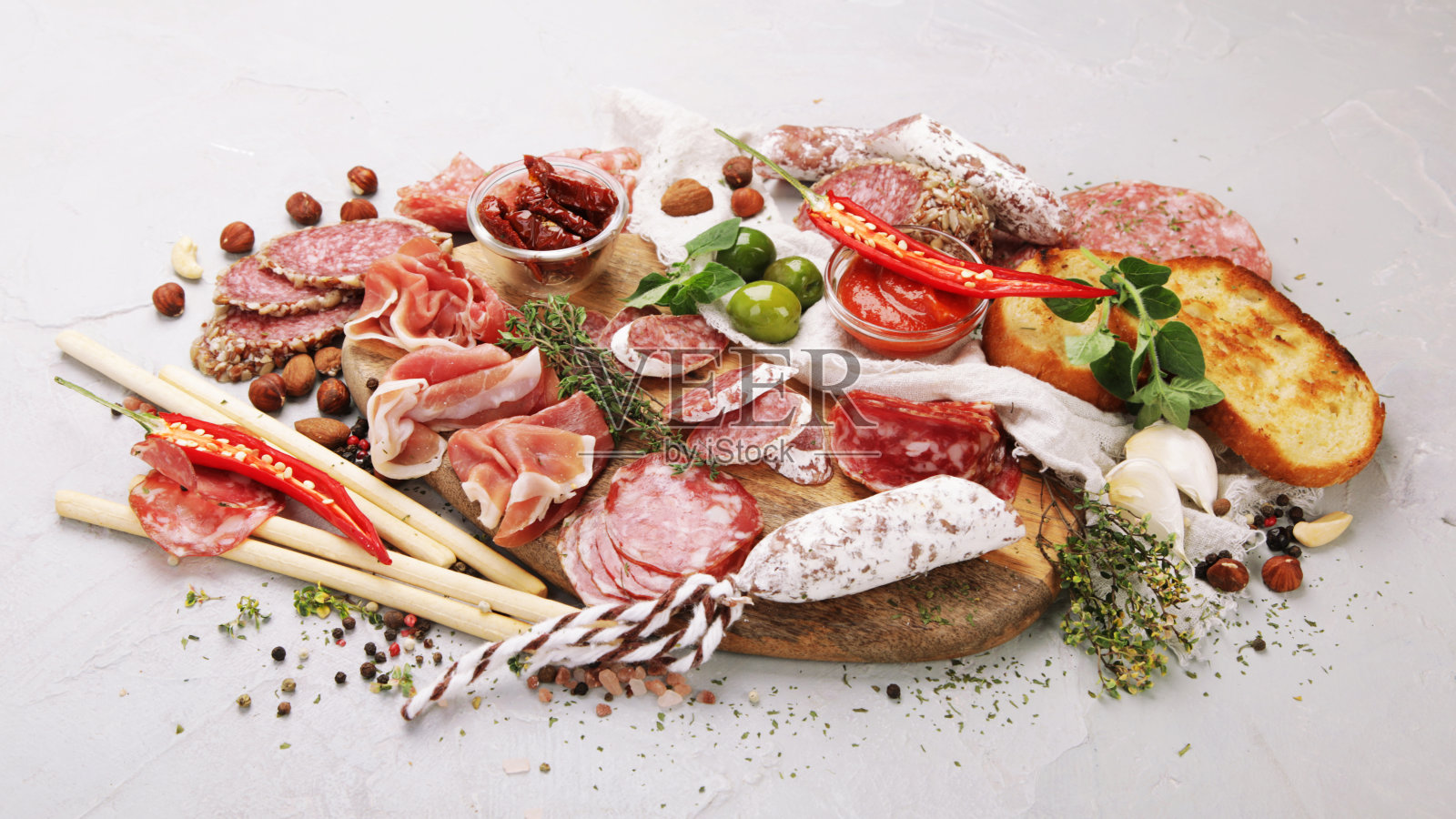 香肠搭配在浅色背景上。照片摄影图片