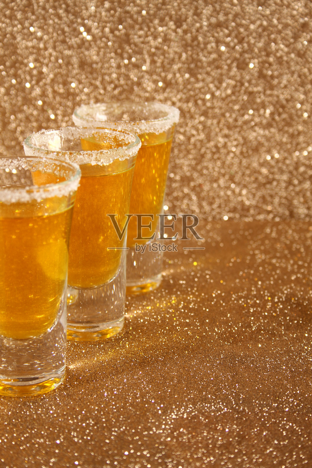 酒杯里放着黄色的鸡尾酒照片摄影图片