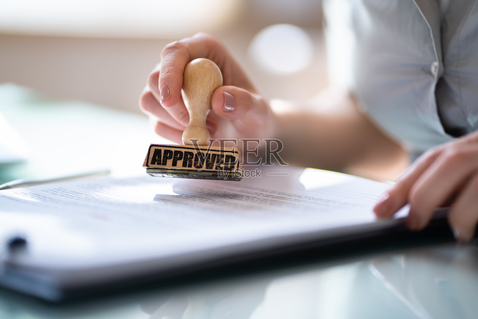 合同文件公证人印章照片摄影图片