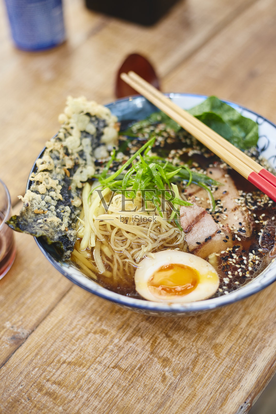 亚洲日式shio拉面,有鸡蛋、章鱼和多种海鲜照片摄影图片