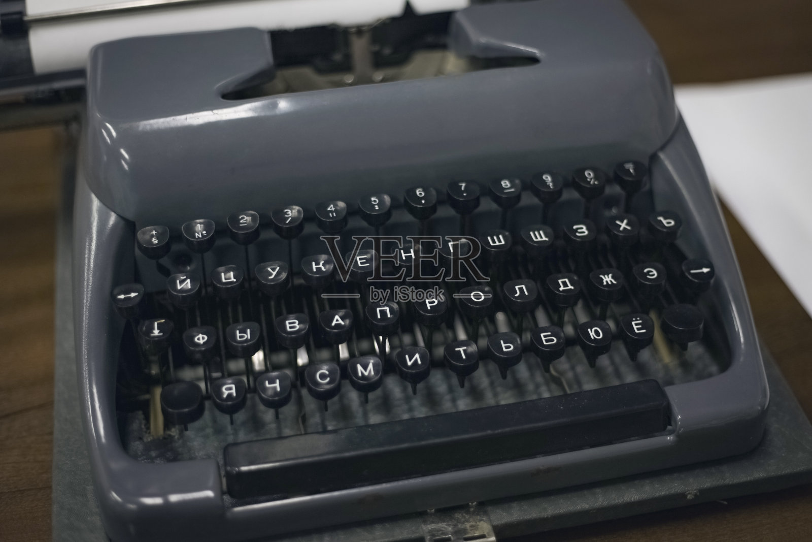 一个旧打字机的键盘特写,模糊的背景上有俄罗斯字符照片摄影图片