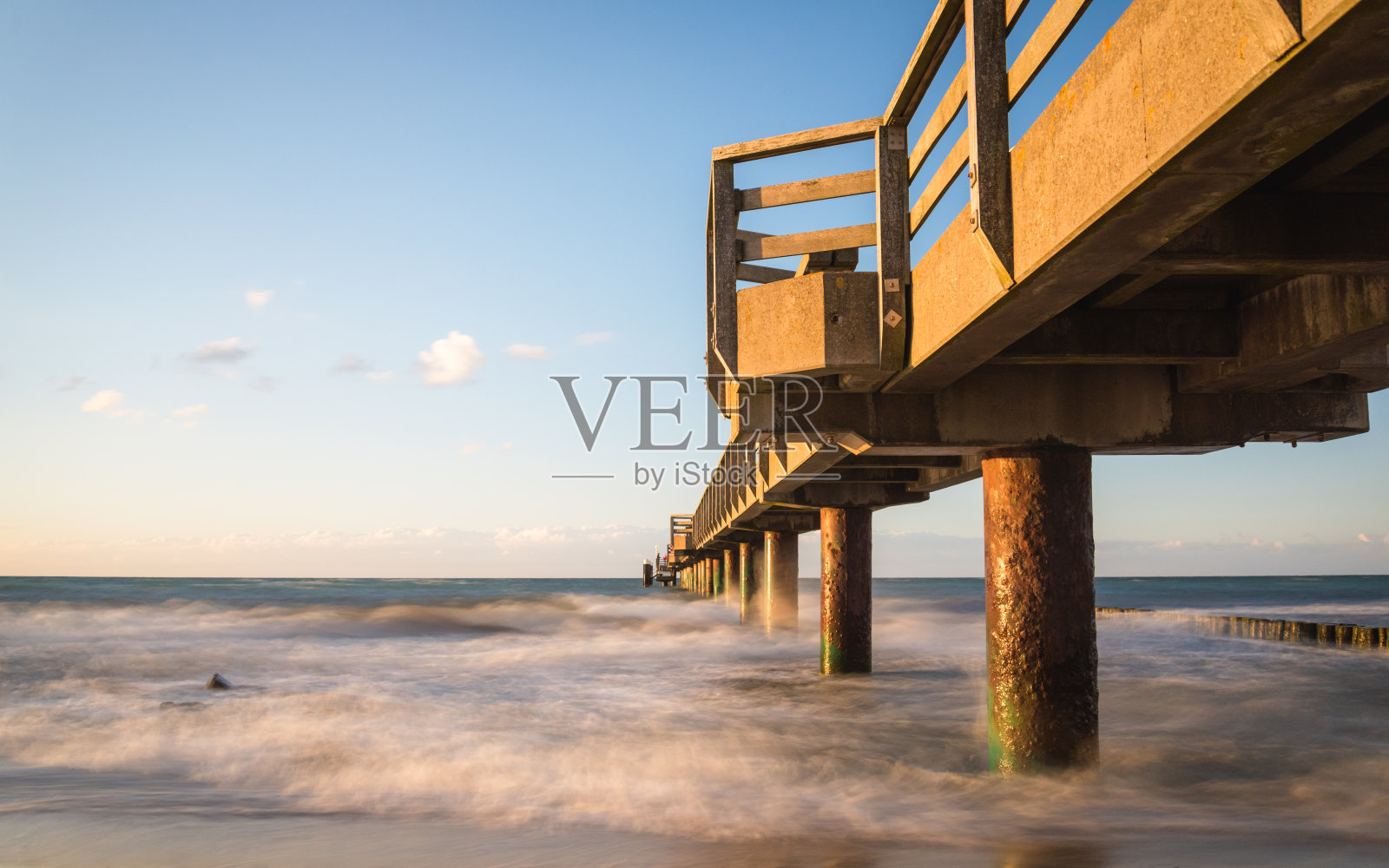 波罗的海的码头桥在日落时对着天空照片摄影图片