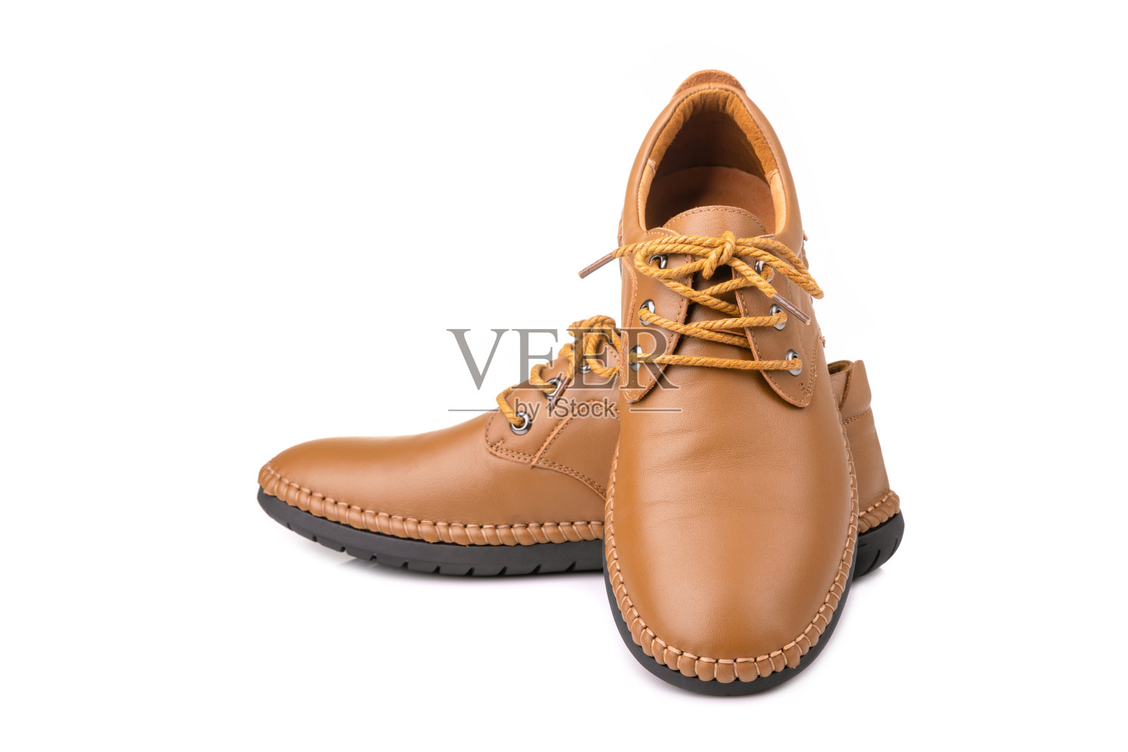 新的棕色男人皮鞋。摄影棚用白色孤立拍摄照片摄影图片