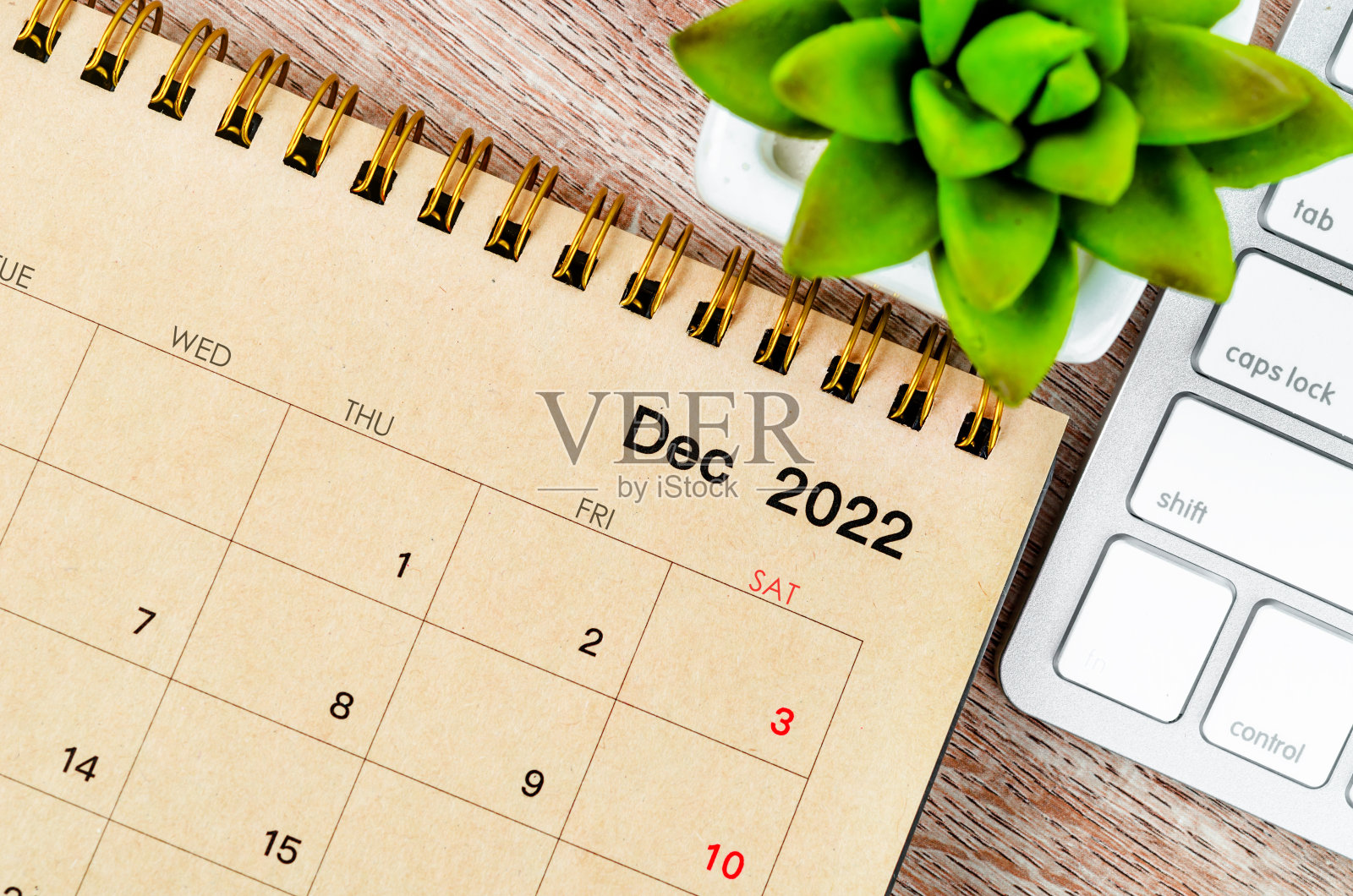 2022年12月木制背景电脑键盘台历。照片摄影图片