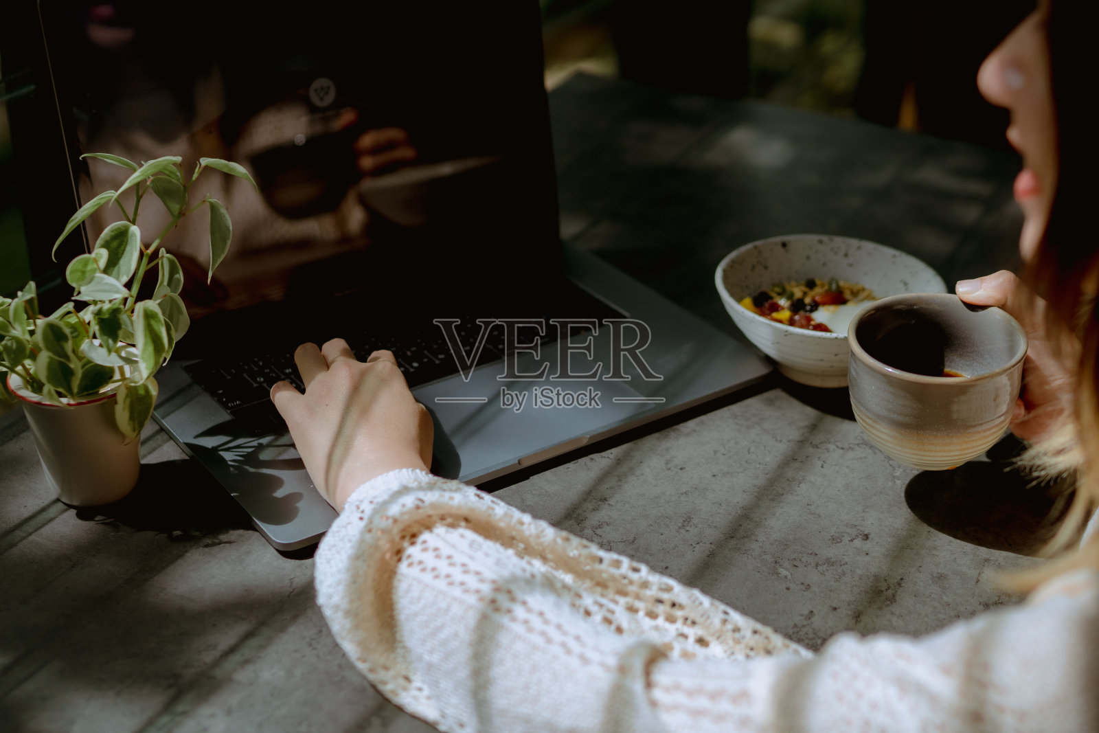 职业女性在家边吃早餐边玩电脑。照片摄影图片