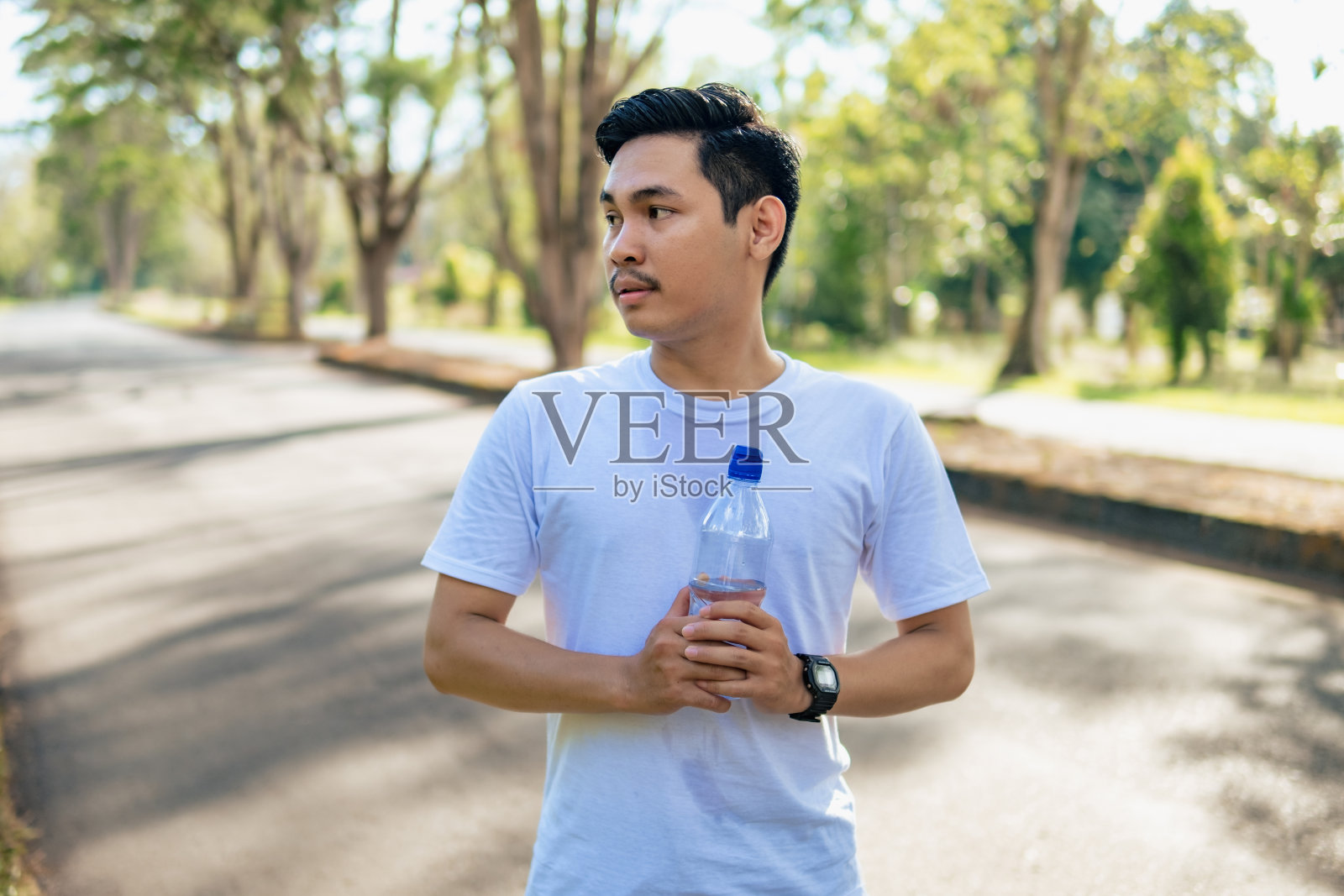 年轻的亚洲男子在大自然中捧着淡水。健康的生活方式照片摄影图片