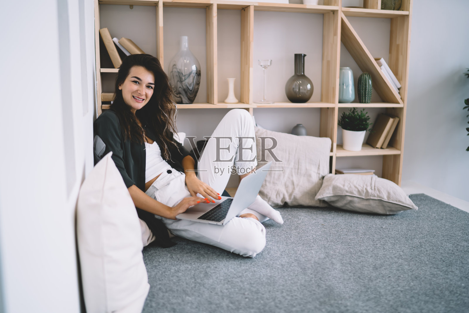 年轻女子在床上用笔记本电脑工作照片摄影图片