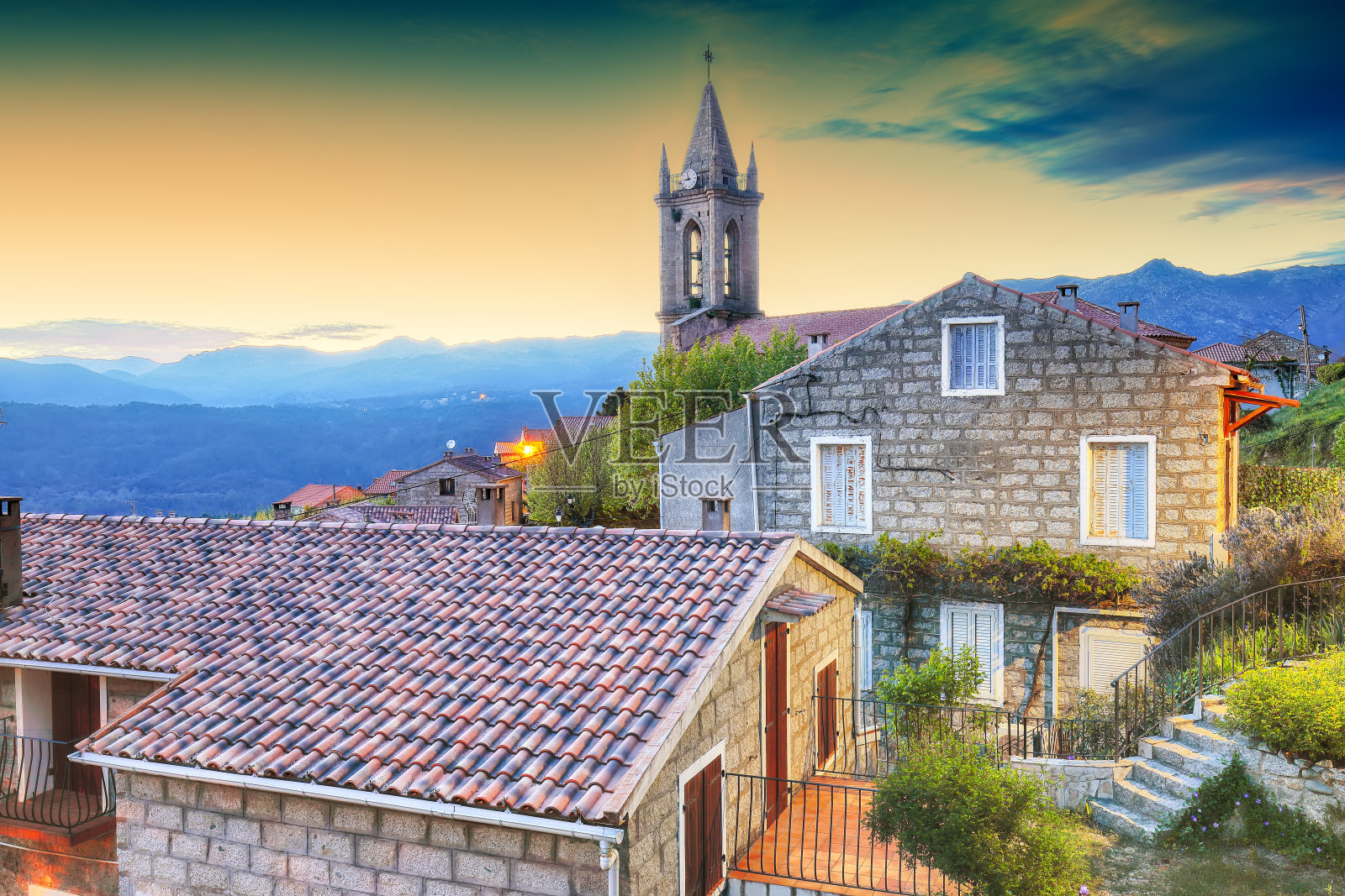 庄严的夜晚城市景观,在宗扎村的圣母升天堂照片摄影图片