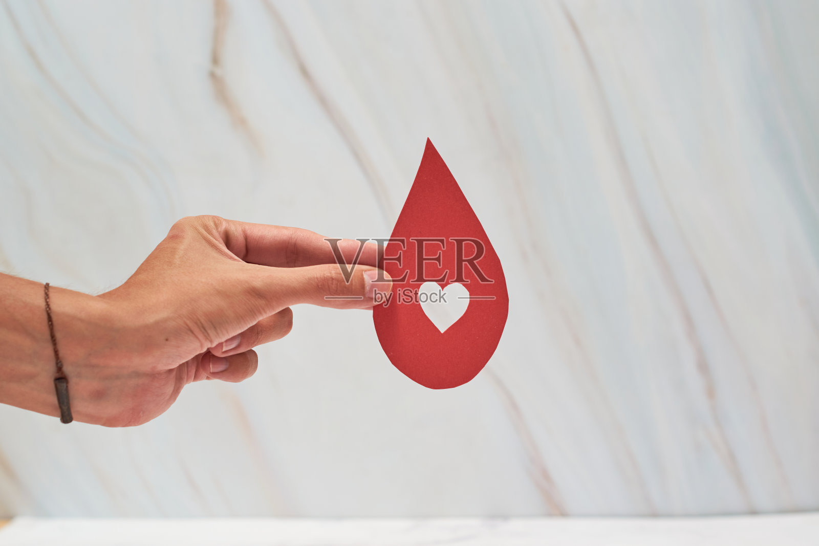 献血的概念。帮助,关心,爱,支持。手握红滴照片摄影图片