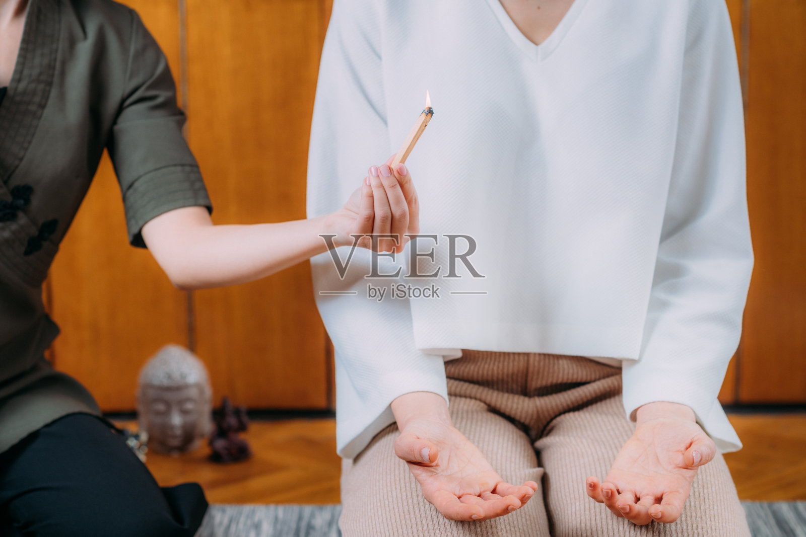 和平的女人坐着和冥想,精神教练与帕罗桑托棍子。照片摄影图片