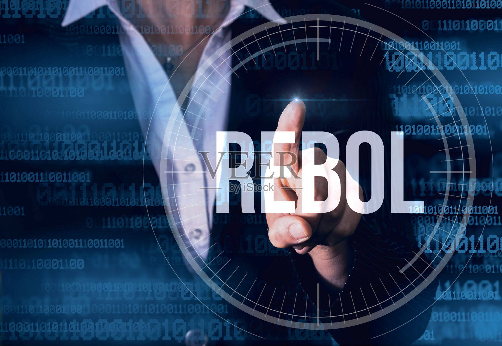 在虚拟屏幕上用手指按Rebol按钮的商业女性。照片摄影图片