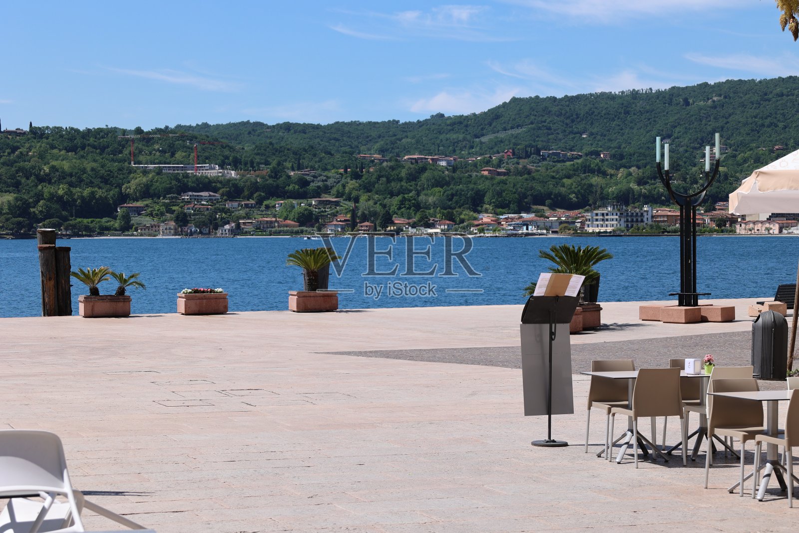 加尔达湖萨罗小镇的初夏照片摄影图片