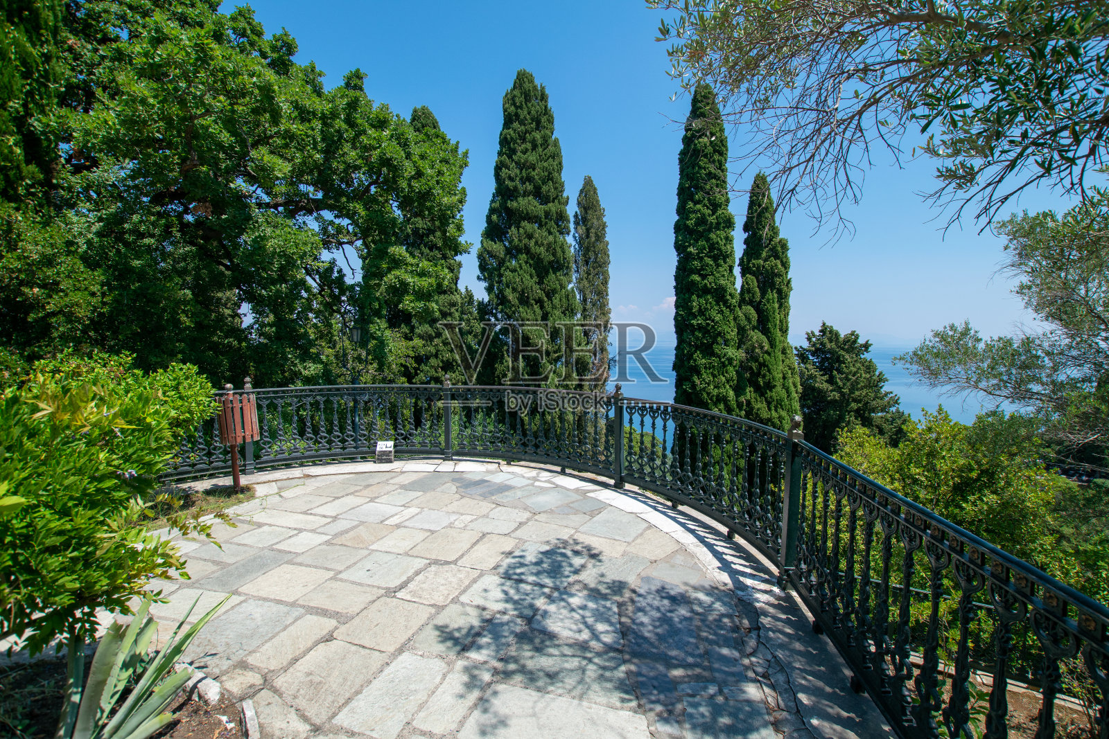 在希腊科孚岛的一座老别墅的阳台上有树和海景照片摄影图片