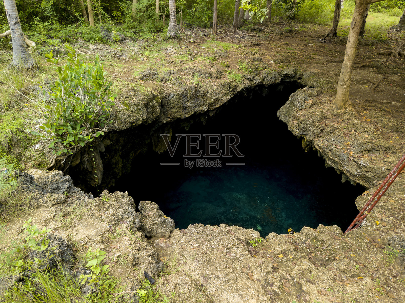 菲律宾薄荷岛安达的Cabagnow洞穴。一个倒塌的石灰岩洞穴,有一个引人注目的蓝色游泳池,受欢迎的游泳和跳崖。照片摄影图片