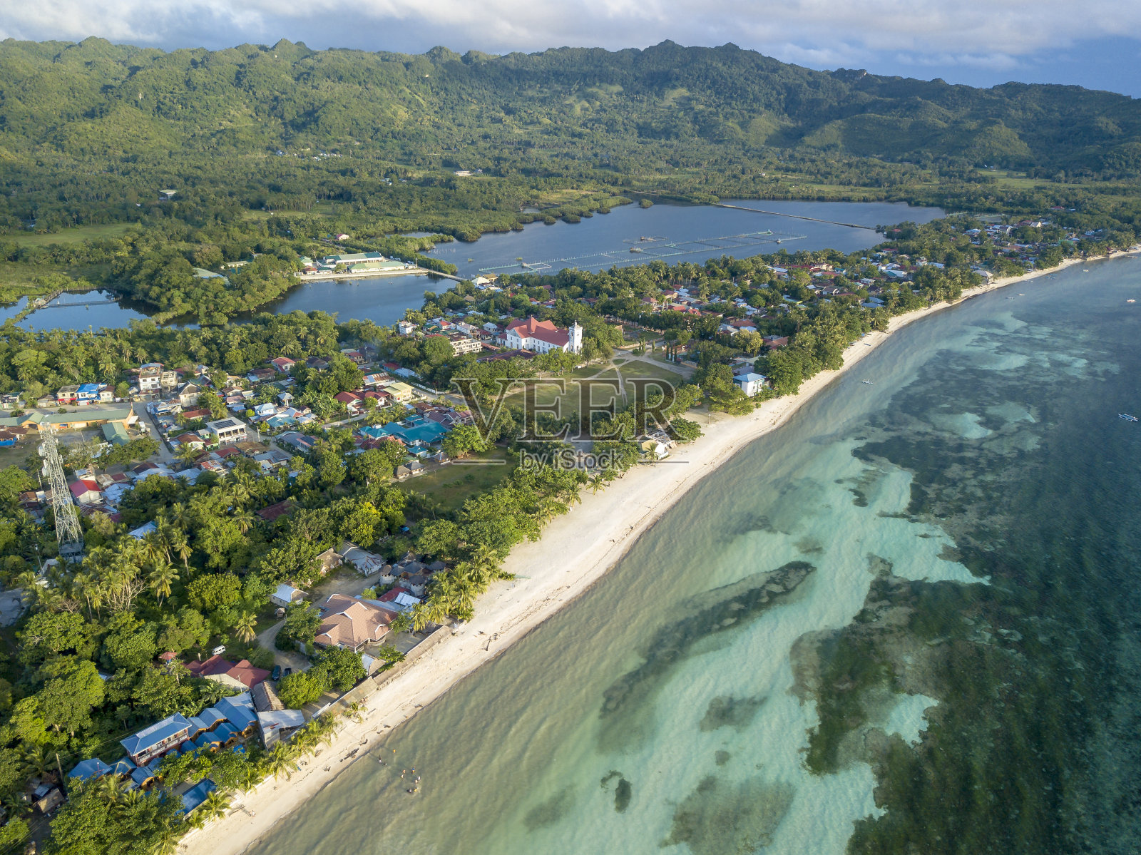 Quinale海滩和安达镇的航拍,薄荷岛。山脉、平原和海岸线。照片摄影图片