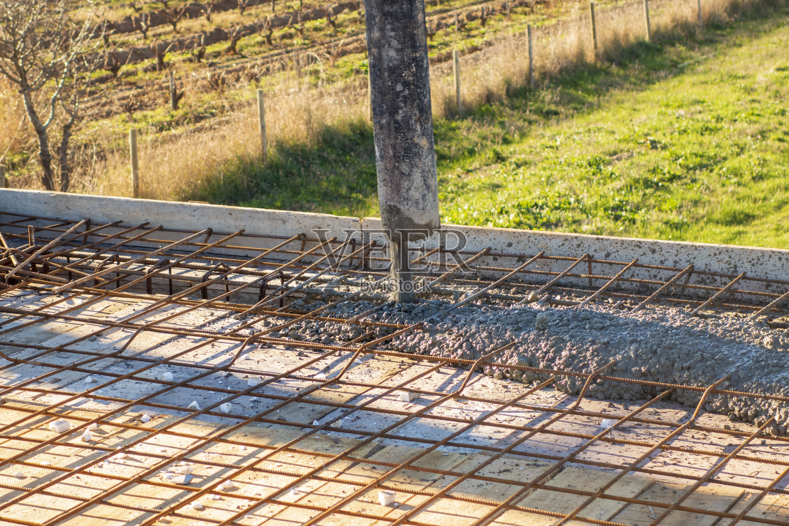 建筑工人正在屋顶上浇筑水泥照片摄影图片