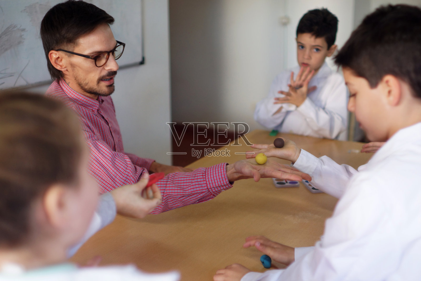 老师和他的学生照片摄影图片