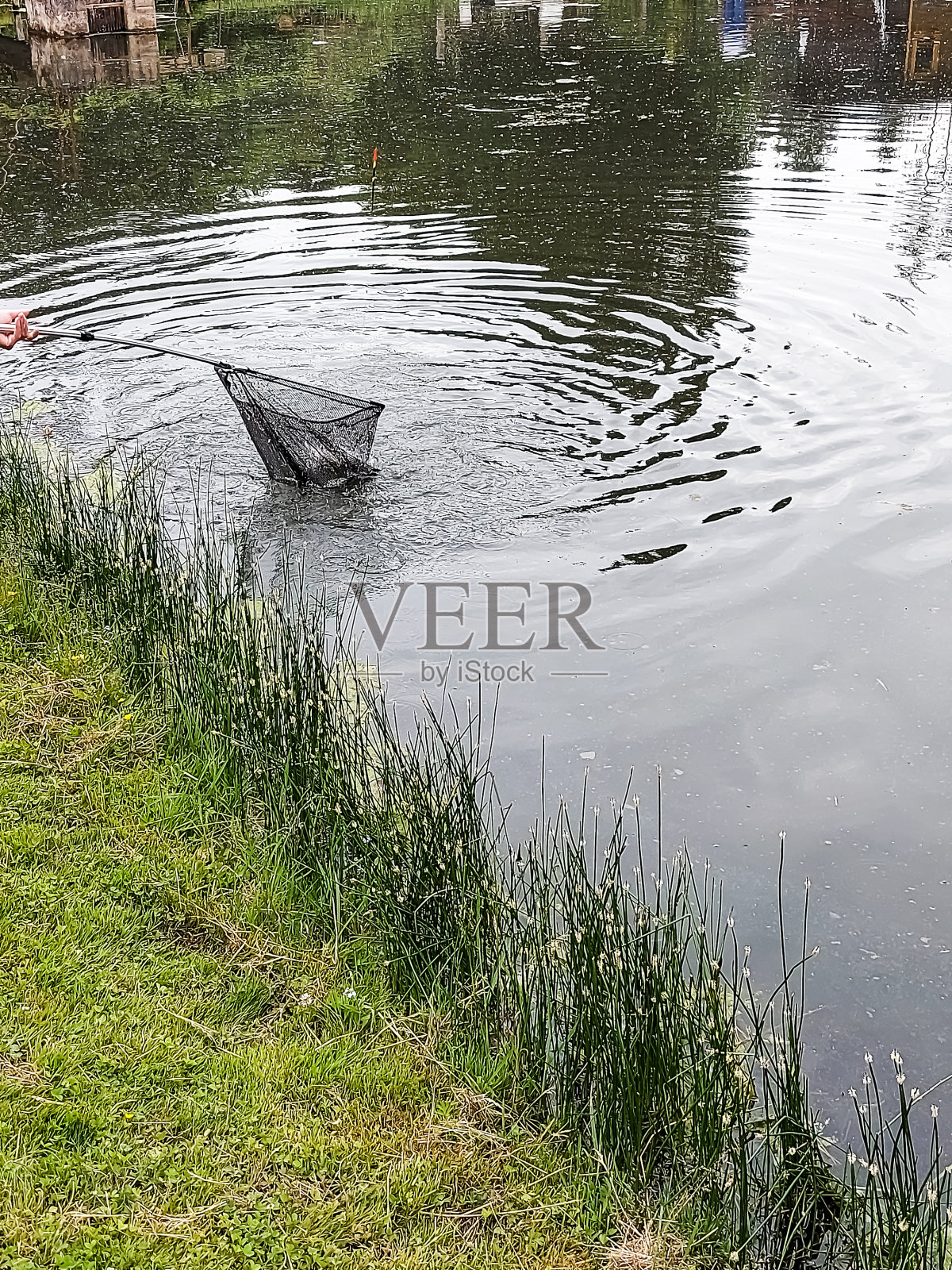 渔网在水中钓鱼时照片摄影图片