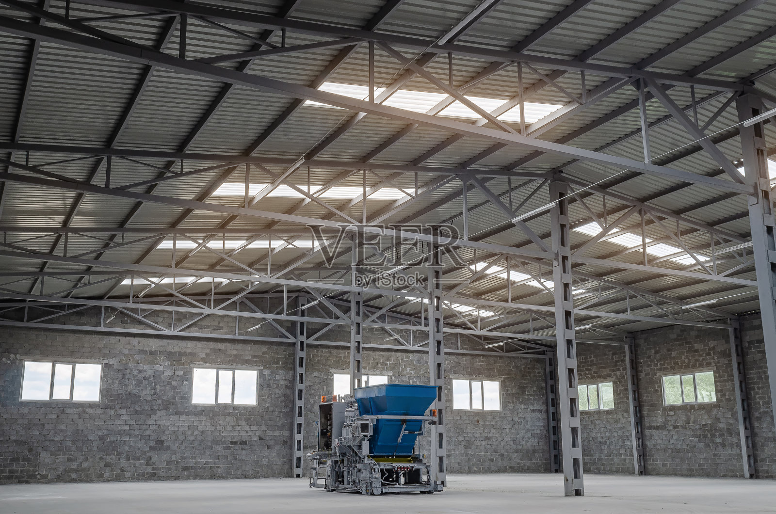 铺路车间的内部空工业场所。铺路机:生产铺路板的机器照片摄影图片