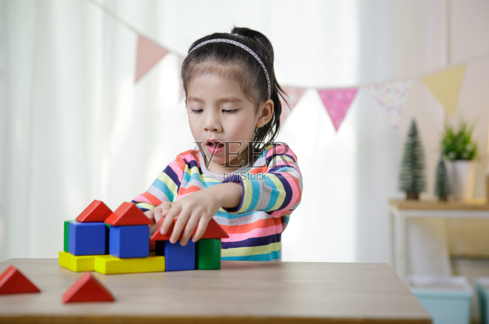 孩子的创造力,孩子的亚洲小女孩在教室的桌子上玩五颜六色的积木在家里,学校的教育理念照片摄影图片