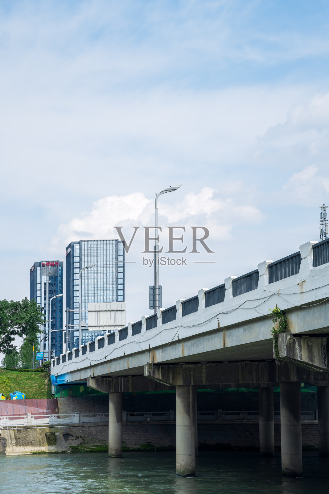 阳光明媚的滨江城市照片摄影图片