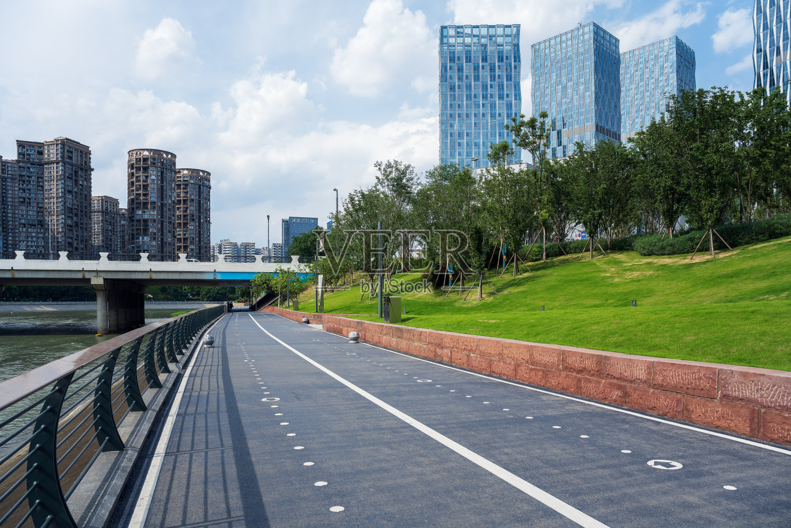 阳光明媚的滨江城市照片摄影图片