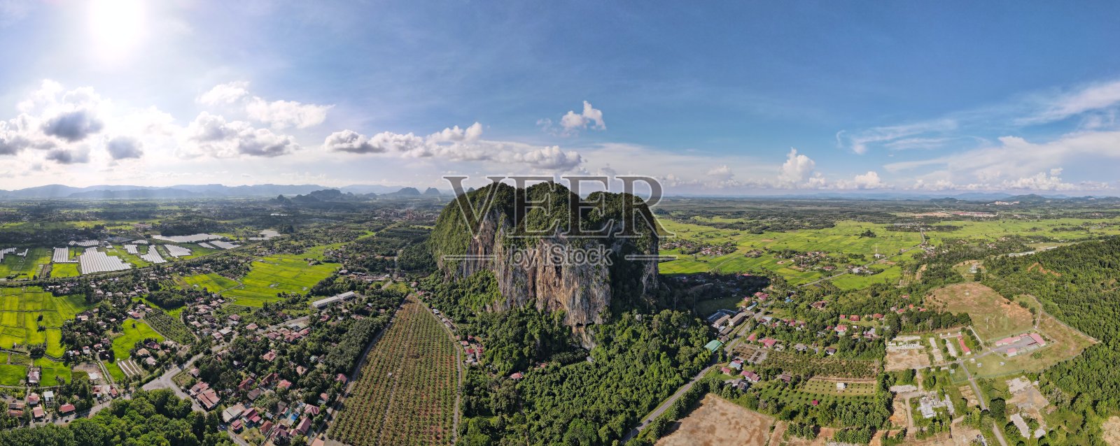 石灰岩凯特里山和周围的稻田照片摄影图片