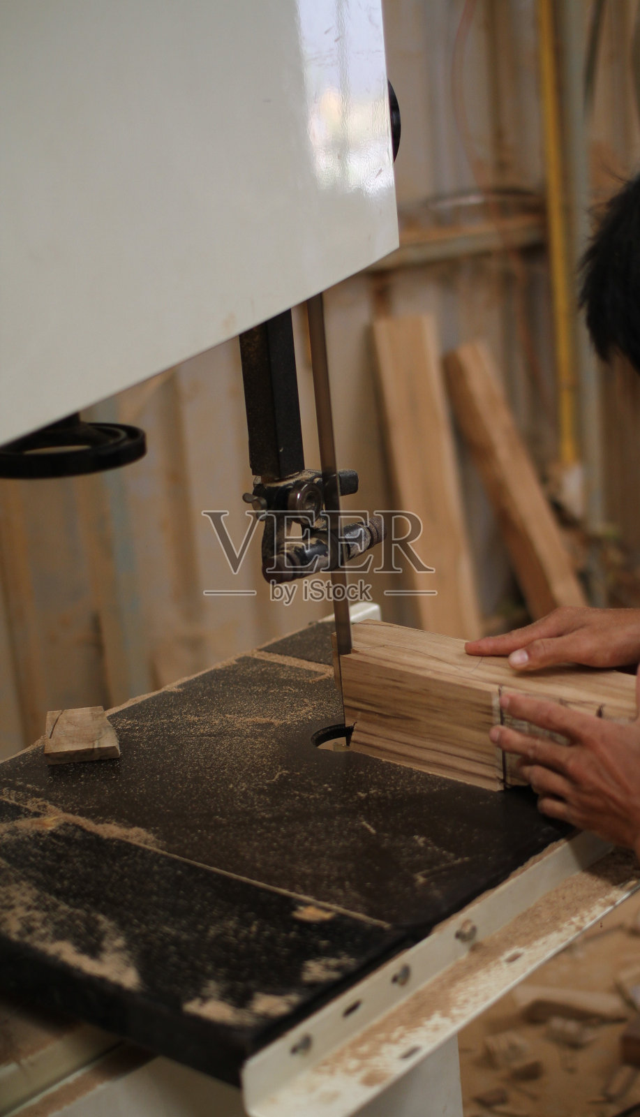 手工制作木制家具的过程。照片摄影图片