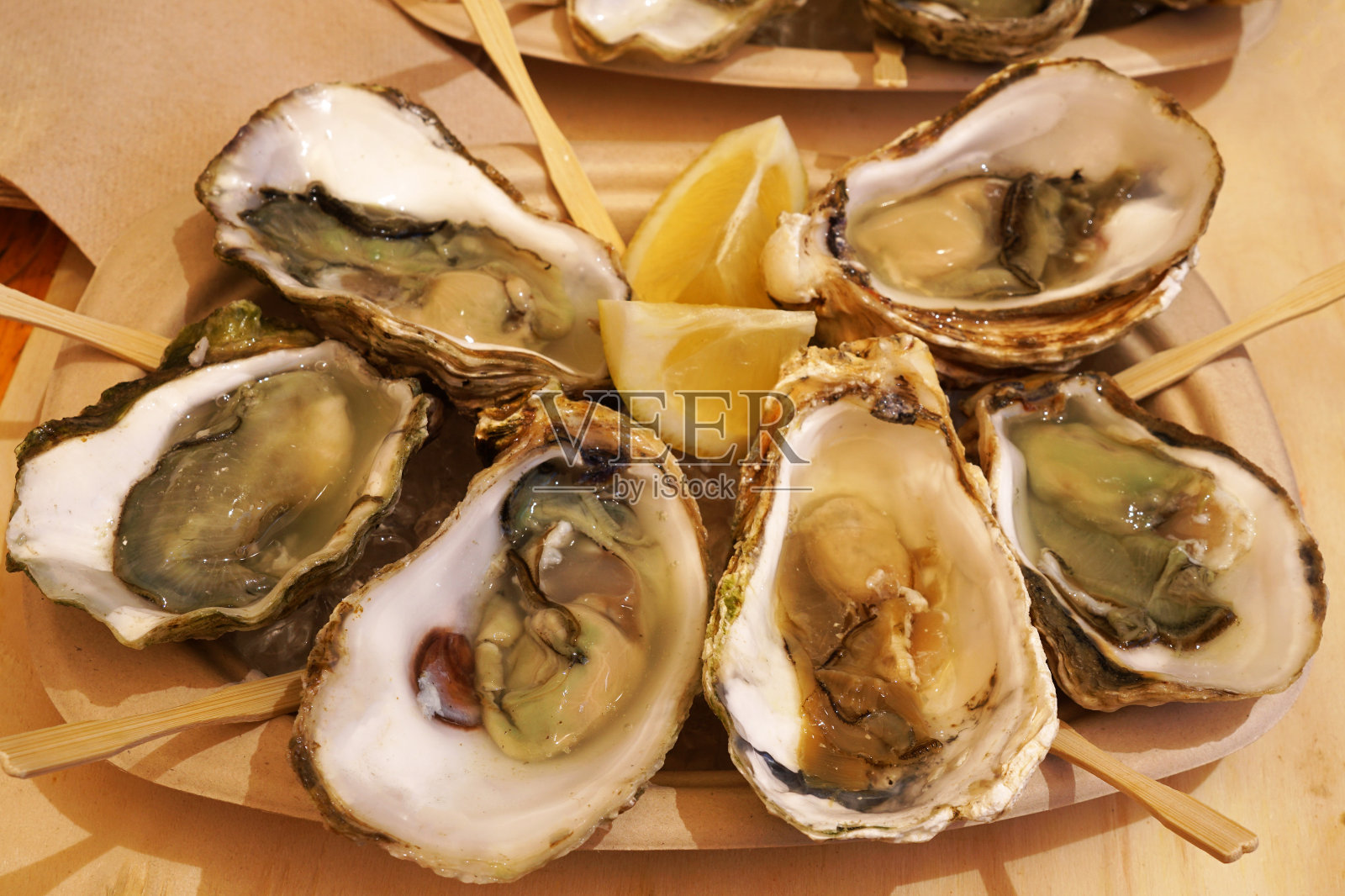 特写一盘新鲜生蚝照片摄影图片